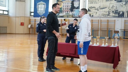 NA SAJMU SPORTA I POLICIJSKA JEDINICA: Legendarni košarkaš i zamenik ministra Vulina uručili medalje (FOTO)