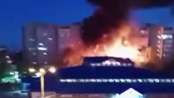 АВИОН СЕ СРУШИО НА СТАМБЕНИ БЛОК: Зграда у пламену - велика несрећа у Русији (УЗНЕМИРУЈУЋИ ВИДЕО)