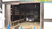 NAPRAVLJEN JE JOŠ U SREDNJEM VEKU: Autom uleteo u najstariji toalet u Japanu, za njih je važno kulturno dobro (VIDEO)