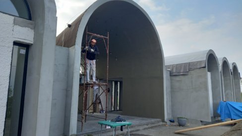 ПОСЛЕ ЧЕТИРИ ДЕЦЕНИЈЕ: Почела реконструкција капеле на гробљу у Врњачкој Бањи