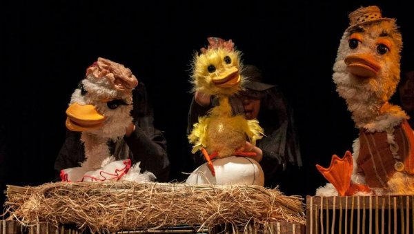 „РУЖНО ПАЧЕ“ ЗА НАЈМЛАЂЕ: Луткарска представа на сцени Краљевачког позоришта