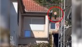 DRAMA U KRAGUJEVCU: Izazvao nesreću, skinuo se go do pojasa pa pobegao na krov (VIDEO)