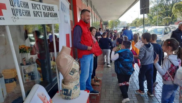 ПРЕВЕНТИВОМ ПРОТИВ ТРГОВИНЕ ЉУДИМА: Акција параћинског Црвеног крста на улици и у школама