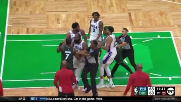 НБА СЕЗОНА ТЕК ПОЧЕЛА, А ВЕЋ ТУЧА: Нестварне сцене током меча Бостона и Филаделфије (ВИДЕО)