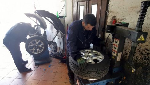 KAD JE SNEG ZIMSKE GUME SU OBAVEZNE: Od 1. novembra stupa na snagu zakonska obaveza o opremi četvorotočkaša