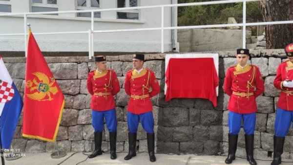 ВОЈСКА ШТИТИ СРАМОТУ: Которски инспектори спречени да уклоне спорну спомен-плочу хрватским цивилима у Морињу