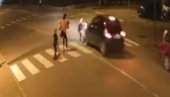 УДАРИО ДЕТЕ НА ПЕШАЧКОМ ПРЕЛАЗУ У ШАПЦУ: Неопрезни возач није видео да мајка са троје мале деце прелази улицу (ВИДЕО)