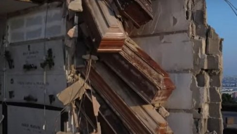 SANDUCI SA LEŠEVIMA PADALI SA ZGRADE: Morbidna havarija u Italiji (VIDEO)