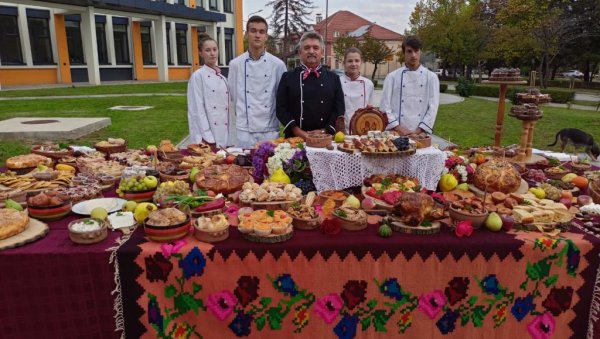 СПРЕМИЛИ 101 ЈЕЛО: Ученици куварског смера у Деспотовцу оборили рекорд раскошном трпезом (ФОТО)