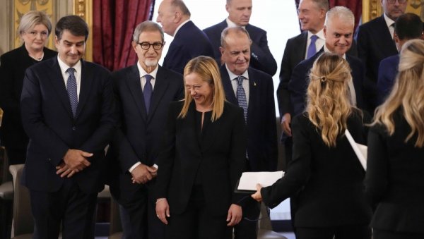ЂОРЂА МЕЛОНИ ПОЛОЖИЛА ЗАКЛЕТВУ: Прва жена на месту премијера Италије - на заклетви и Матео Салвини (ФОТО)