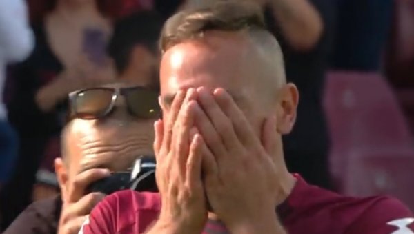 СУЗЕ ЗА КРАЈ: Један од највећих у историји уз много емоција рекао је збогом фудбалу (ВИДЕО)