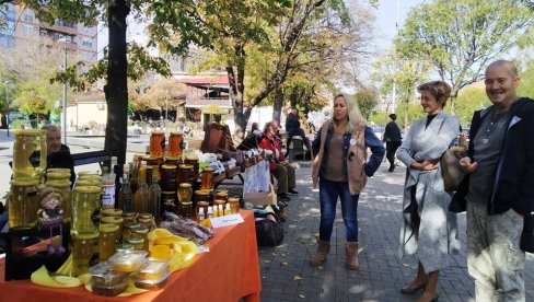 “MEDNI DAN“ U PARAĆINU: U centru grada održan mini-sajam proizvođača meda (FOTO)