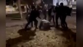 UZNEMIRUJUĆI SNIMAK MASOVNE TUČE U KIKINDI: Napali pripadnike obezbeđenja noćnog kluba, šutirali ih i udarali stolicama (VIDEO)