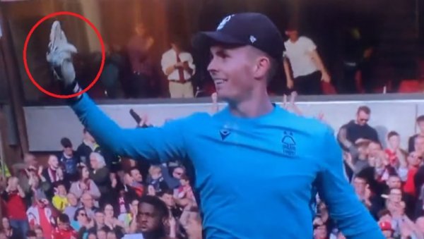 ПРОВОКАЦИЈА О КОЈОЈ ПРИЧА ОСТРВО: Простачка порука упућена навијачима Ливерпула! Ово му никада неће опростити (ВИДЕО)