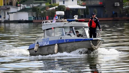 ZA OVIM MLADIĆIMA SE TRAGA OD SINOĆ: Četiri prijatelja upala u Dunav nakon prevrtanja čamca (FOTO)
