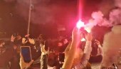 VESELI SE SRPSKI RODE! Podgorica slavi debakl DPS uz vatromet i baklje (VIDEO)