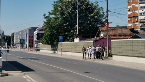 МОЛОТОВЉЕВ КОКТЕЛ БАЧЕН У ДВОРИШТЕ КУЋЕ: Инцидент на периферији Крушевца