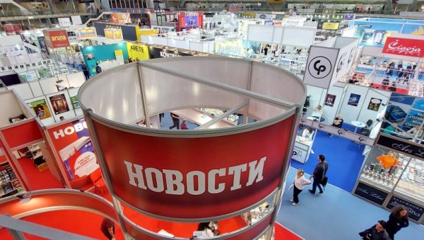 ПУПИНУ СМО ДУЖНИ ПОНОС И ПАМЋЕЊЕ: На штанду Новости Радослав Павловић потписивао књигу