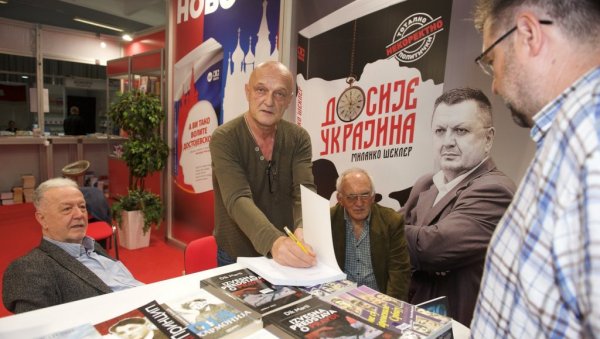 ОПИСАНЕ СВЕ ТАЈНЕ НЛО: Драган Вујичић потписивао своју књигу на штанду Новости на Сајму
