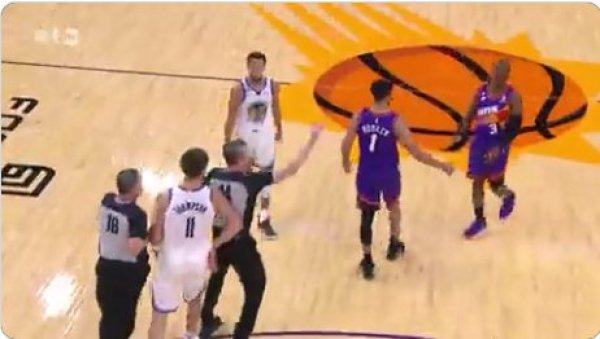 УМАЛО ДОБИО БАТИНЕ: Букер провоцирао Томпсона, а звезда Вориорса ово први пут доживела у каријери (ВИДЕО)