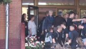TUGA: Ispred škole u Mirijevu gde je preminula četrnaestogodišnja devojčica drugari ostavljaju cveće