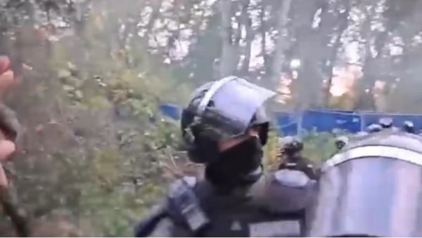 ЈА САМ НАРОДНИ ПОСЛАНИК, ПАЗИ ШТА РАДИШ ДРУЖЕ: Посланик дошао у сукоб са полицијом на Шодрошу (ВИДЕО)