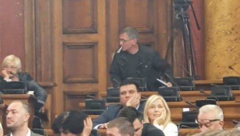 ĆUTA TRAŽIO REČ IAKO JE KAŽNJEN: Rasprava o razrešenju ministra Radeta Baste prekinuta na kratko
