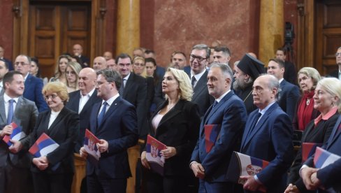ZAVRŠENA POSEBNA SEDNICA U SKUPŠTINI SRBIJE: Poslanici izabrali novu vladu na čelu sa Anom Brnabić (FOTO)