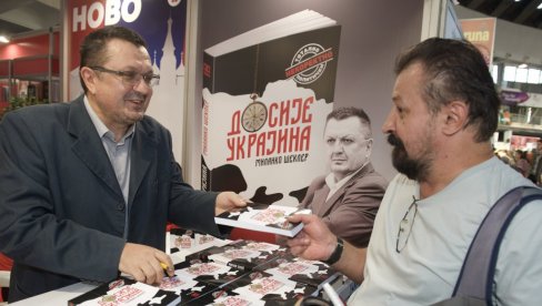 ISTINA REČENA JASNO I GLASNO: Milanko Šekler čitaocima potpisivao svoju knjigu Dosije Ukrajina u izdanju naše kuće
