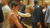 NAJLEPŠA SLIKA IZ SKUPŠTINE: Sin Ane Brnabić joj dotrčao u naručje nakon polaganja zakletve (FOTO)