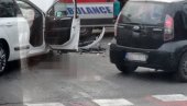 PRVE SLIKE TEŠKE NESREĆE NA NOVOM BEOGRADU: Auto potpuno smrskan nakon sudara sa vozilom Hitne (FOTO)
