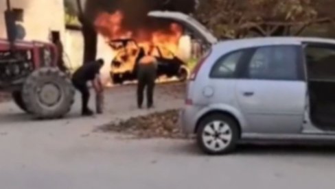ZAPALIO SE AUTO U GARDINOVCIMA: Plamen potpuno progutao vozilo, građani pokušali da pomognu (VIDEO)