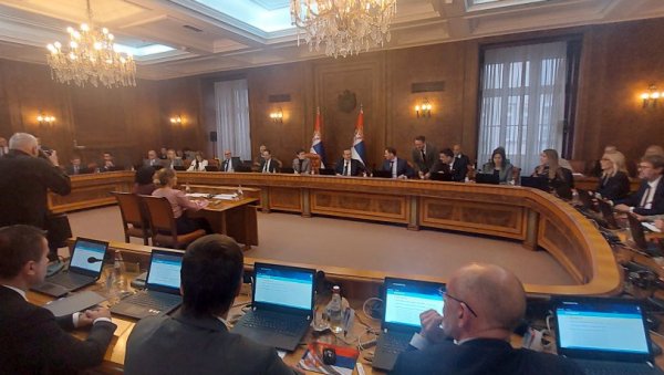 НОВАЈЛИЈЕ СЕДЕ ЈЕДАН ПОРЕД ДРУГОГ: Уз примопредају дужности нова Влада започела рад