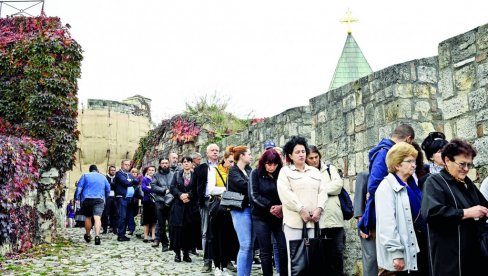 SVETA PETKA SABRALA NAROD: Hiljade ljudi čekalo na ulazak u kapelu prepodobne Paraskeve na Kalemegdanu (FOTO)