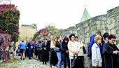 СВЕТА ПЕТКА САБРАЛА НАРОД: Хиљаде људи чекало на улазак у капелу преподобне Параскеве на Калемегдану (ФОТО)