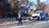 VOZILO POTPUNO SMRSKANO: Stravičan prizor na mestu teške saobraćajne nesreće kod Mladenovca (VIDEO)