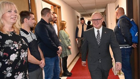 U MINISTARSTVU RADI 370 LJUDI: Goran Vesić posetio zaposlene u Ministarstvu građevinarstva, saobraćaja i infrastrukture