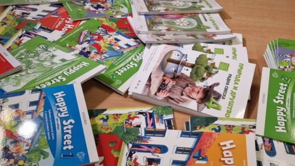 Уџбенике добило више од 120 ромских ђака