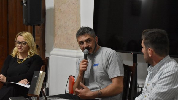 НА ПИСАЊЕ ГА НАГОВОРИЛИ БРЕД ПИТ И АНЂЕЛИНА ЏОЛИ: Гужва у Кикинди, на промоцији књиге Феђе Штукана (ФОТО)