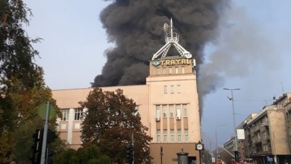 ГРАЂАНИ ПРЕВЕНТИВНО ЕВАКУИСАНИ: МУП се огласио о великом пожару у Крушевцу - У интервенцији учествује девет возила