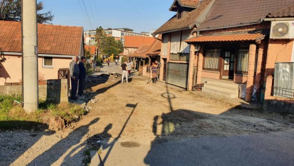 ГРАД ЛОЗНИЦА УРЕЂУЈЕ УЛИЦУ ЧУВЕНОГ ДР МАРИНА: Започета компплетна реконструкција