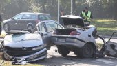 TEŠKA SAOBRAĆAJNA NESREĆA U BEOGRADU: Ima poginulih, automobil prepolovljen (UZNEMIRUJUĆI FOTO)