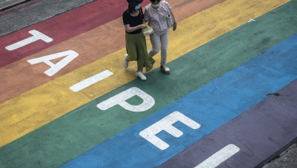 НА ПАРАДИ ПОНОСА У ТАЈПЕЈУ 120.000 ЉУДИ: Тајван је први у Азији легализовао истополне бракове