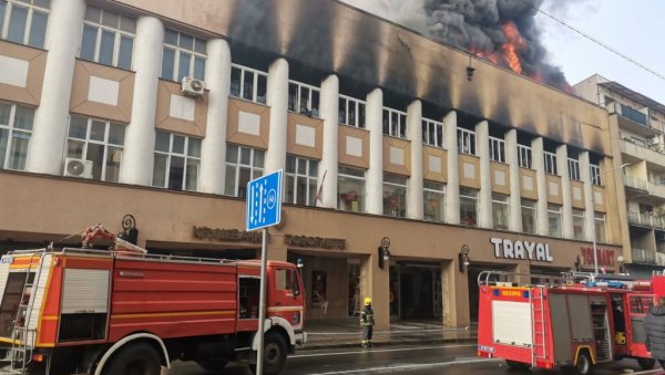 ЛОКАЛИЗОВАНА ВАТРЕНА СТИХИЈА: Пожар у бившој Трајаловој робној кући у центру Крушевца под контролом