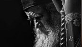 ЂЕДО И ДАНАС САБИРА ВЕРНИКЕ: Две године од упокојења митрополита Амфилохија, народ обилази његово вечно коначиште у Подгорици