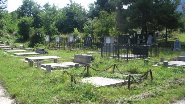 ЗЛОТВОРИ РУШЕ И ГРОБОВЕ ДЕЦЕ: Сведочанство о нехуманом односу Албанаца приредили Славиша Вукосављевић и Душан Нешић (ФОТО)