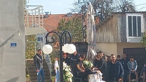 TUGA U LAKTAŠIMA: Mladen pre tragedije kupio 100 sveća i ostavio ih na stolu