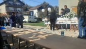 MAJKA GRLI BELI SANDUK, OTAC JEDVA STOJI OD TUGE: Potresne scene na sahrani Mladena Dulića (VIDEO)