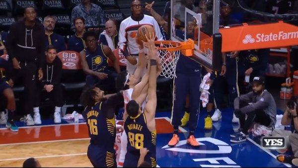 ЧОВЕЧЕ, ШТА ТО УЧИНИ?! НБА кошаркаш фантастично закуцао, али у погрешан кош (ВИДЕО)
