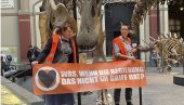 DA LI ŽELIMO DA IZUMREMO KAO DINOSAURUSI? Novi performans ekoloških aktivistkinja - ovog puta u Berlinu (FOTO)